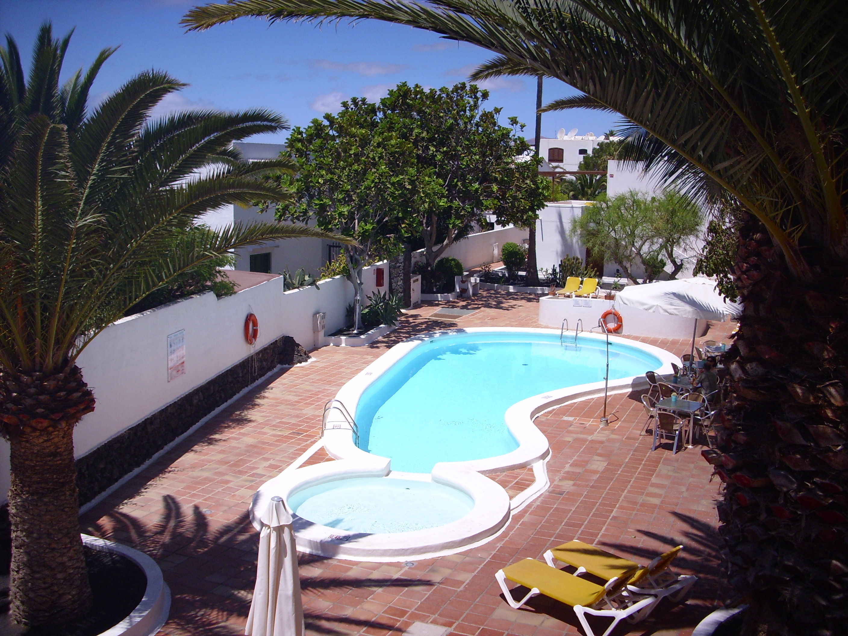 Pool der Ferienanlage auf Lanzarote